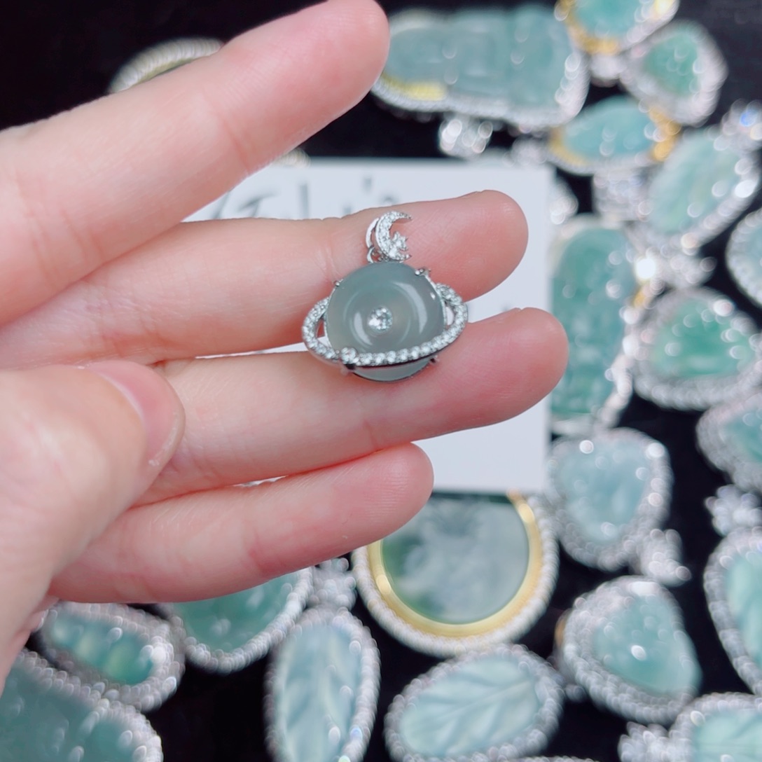 翡翠颈饰未镶嵌扣子