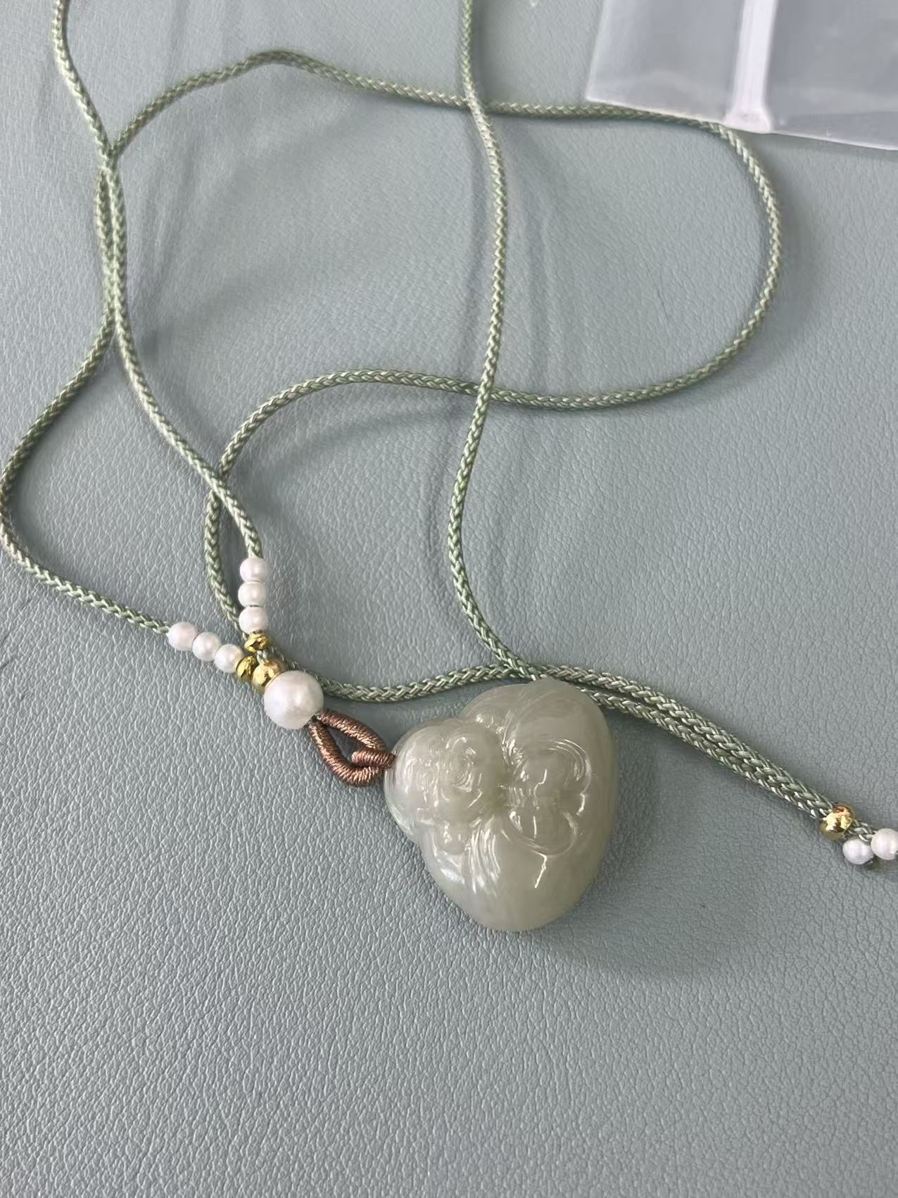 和田玉抱抱佛吊坠