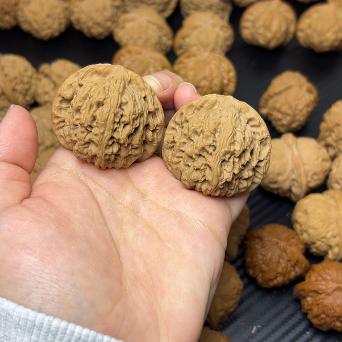 文玩核桃吊坠南疆石43浮黄