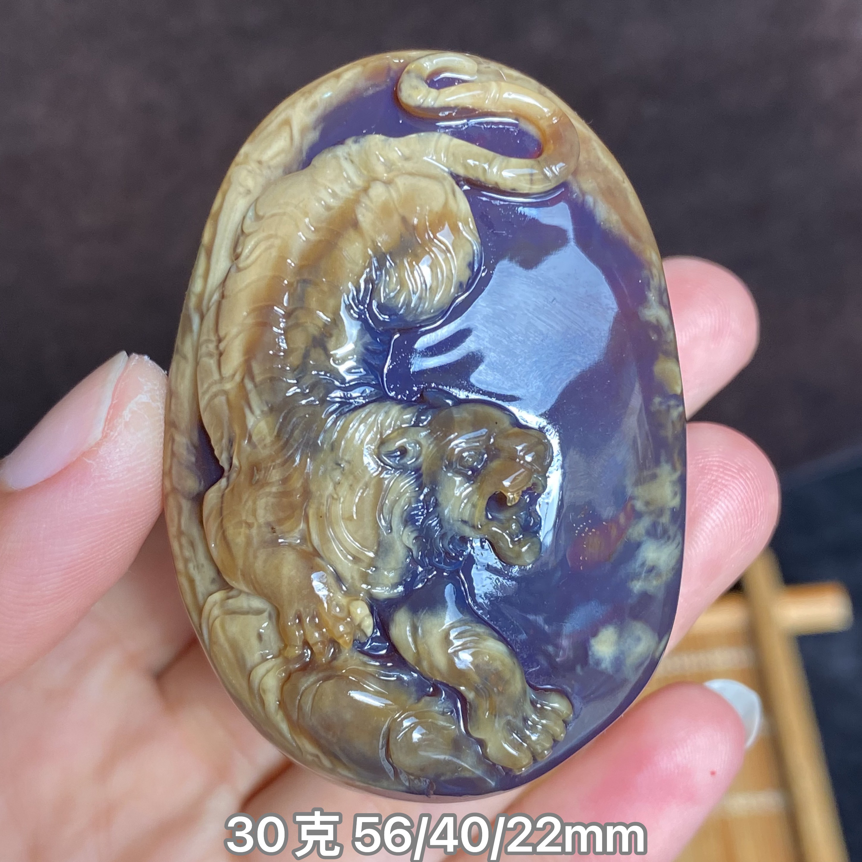 【小伊琥珀】30克蜜蜡俏色巧雕虎牌