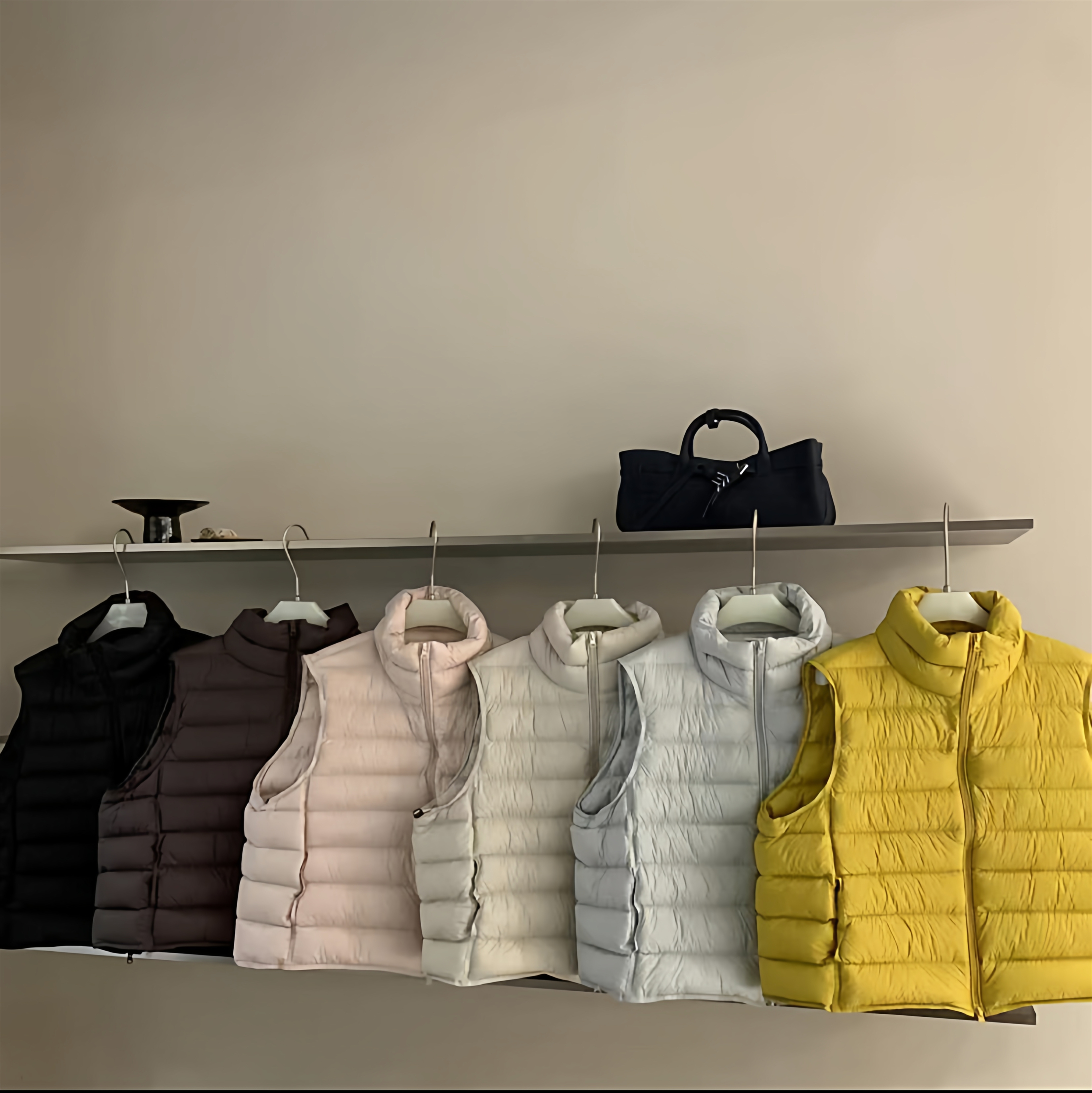 超好看90绒轻薄羽绒马甲女排骨款短款立领2025年新款