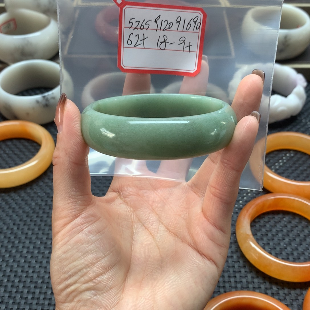 用***0石英岩玉未镶嵌手镯