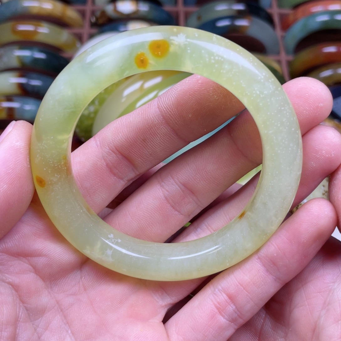 蛇纹石玉未镶嵌手镯