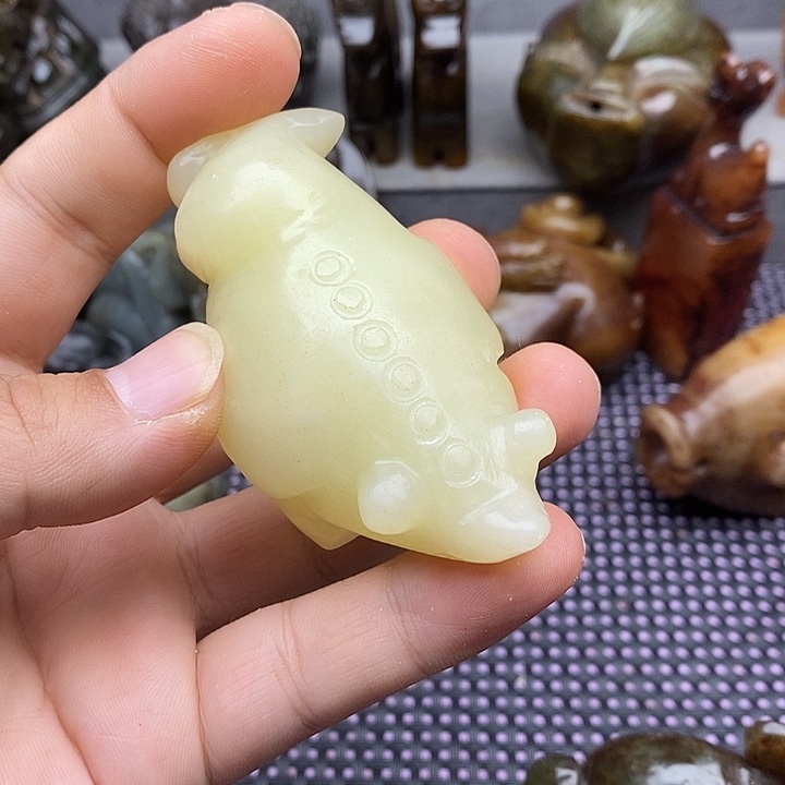 未镶嵌蛇纹石玉颈饰玉*⋯