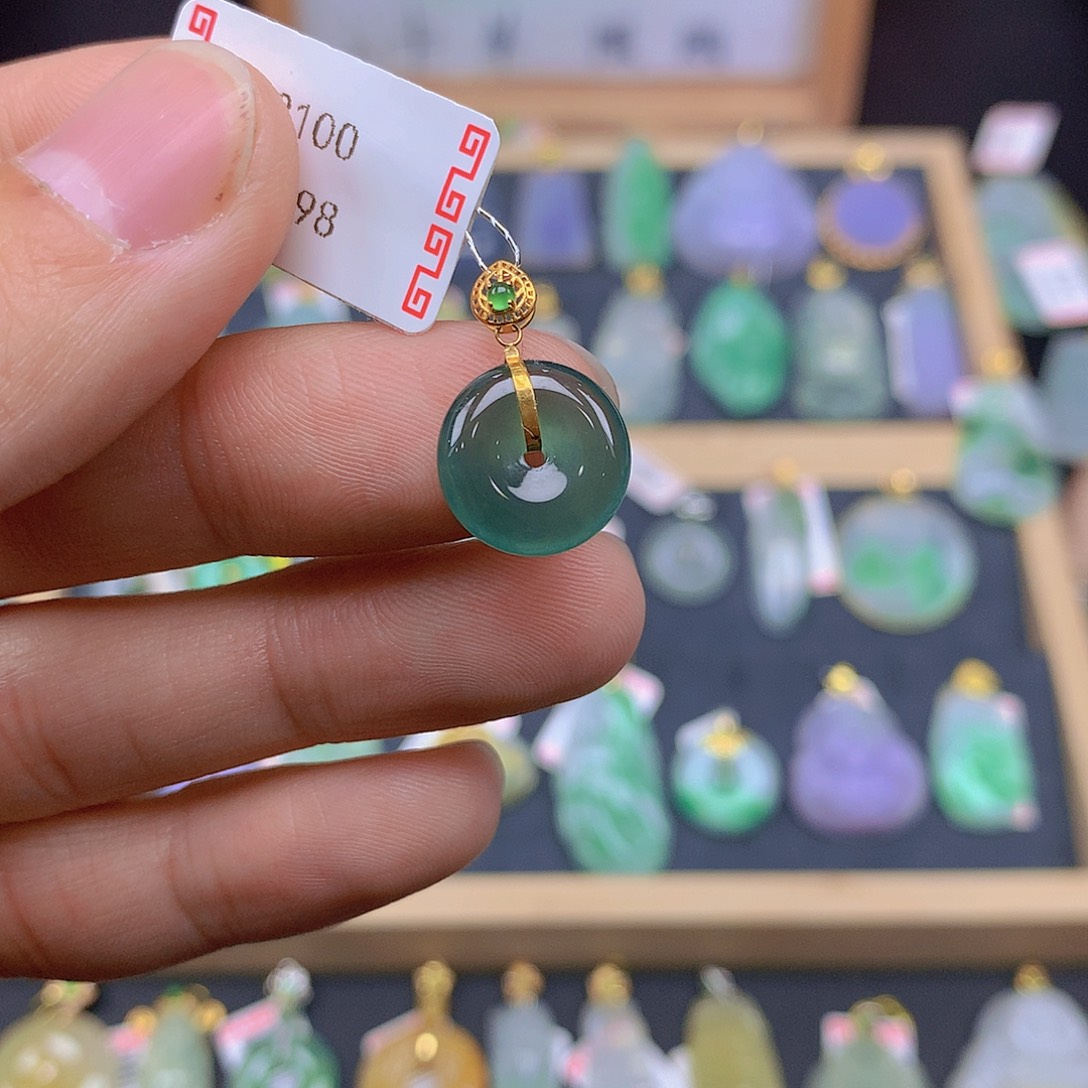 翡翠颈饰18K金镶嵌翡翠