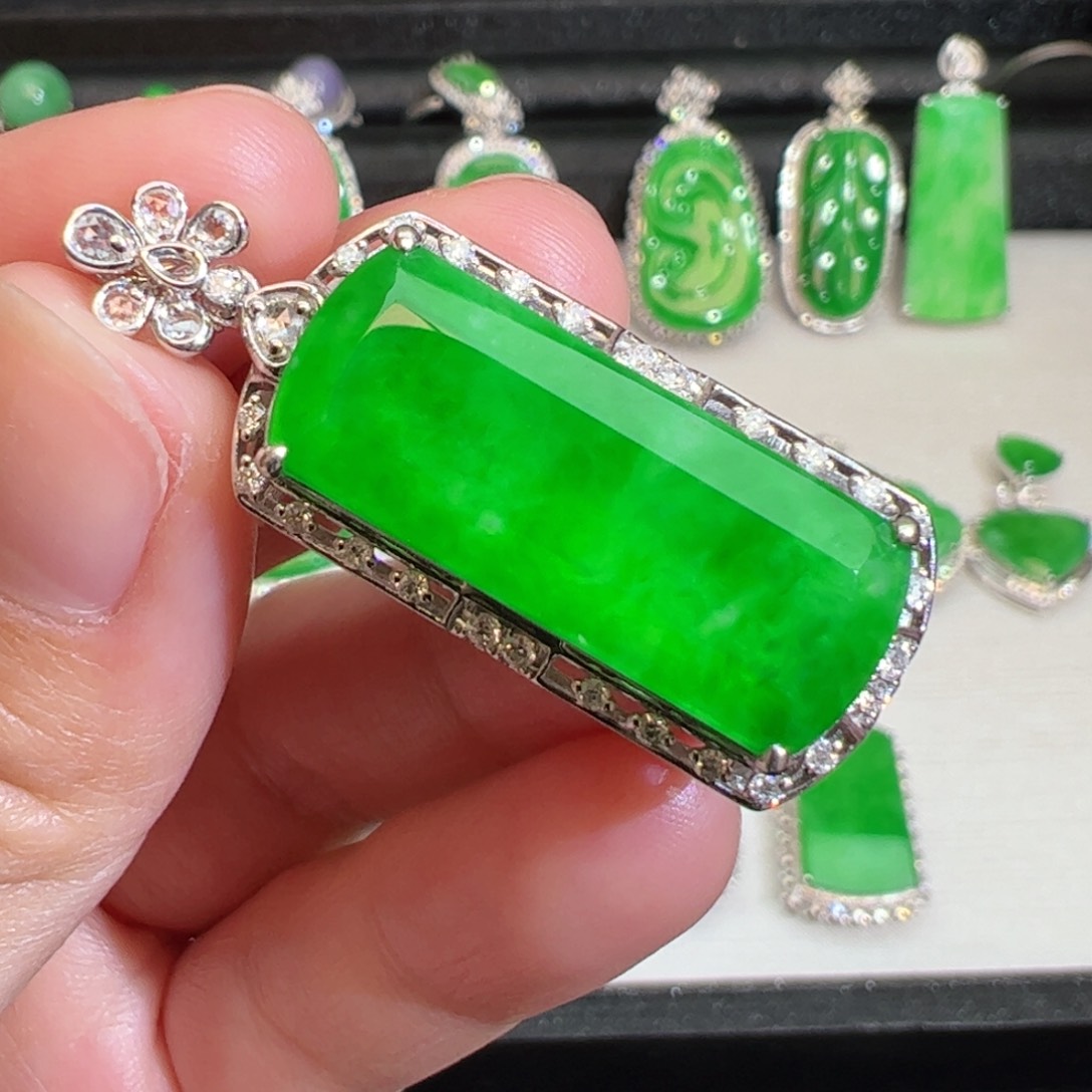 翡翠吊坠(不含链)18K金镶嵌