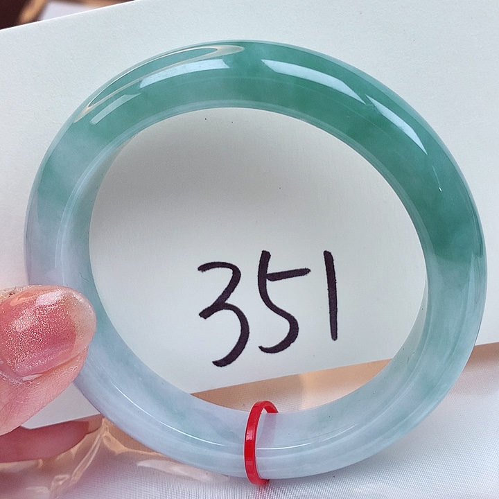 翡翠手镯未镶嵌翡翠