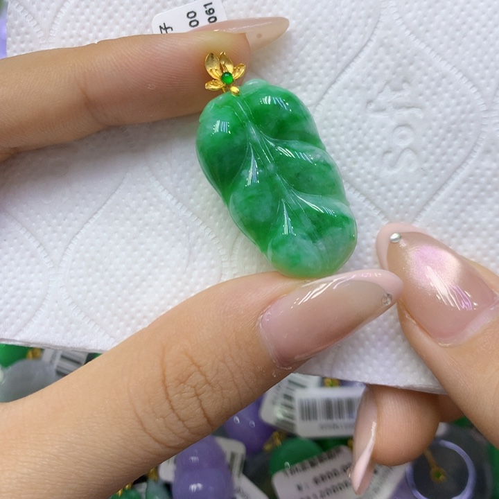 颈饰18K金镶嵌翡翠