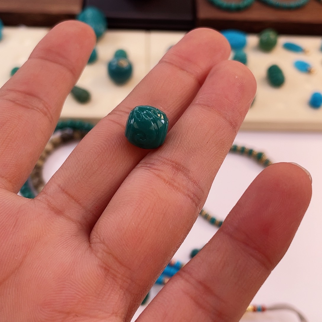 绿松石颈饰未镶嵌哈****贾