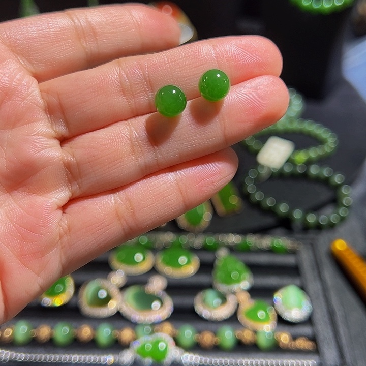 和田玉18K金镶嵌戒指碧玉高品质辣阳绿耳钉源头市场代购