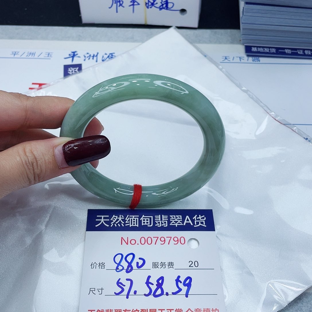 翡翠手镯未镶嵌我