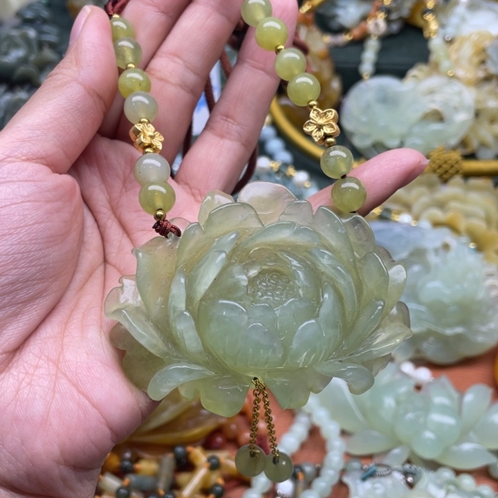 蛇纹石玉吊坠合金