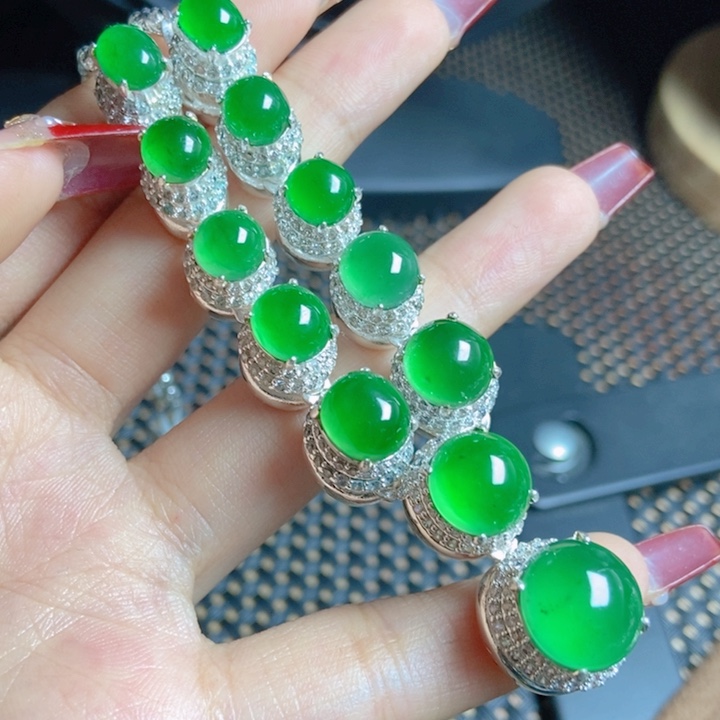 翡翠颈饰未镶嵌             