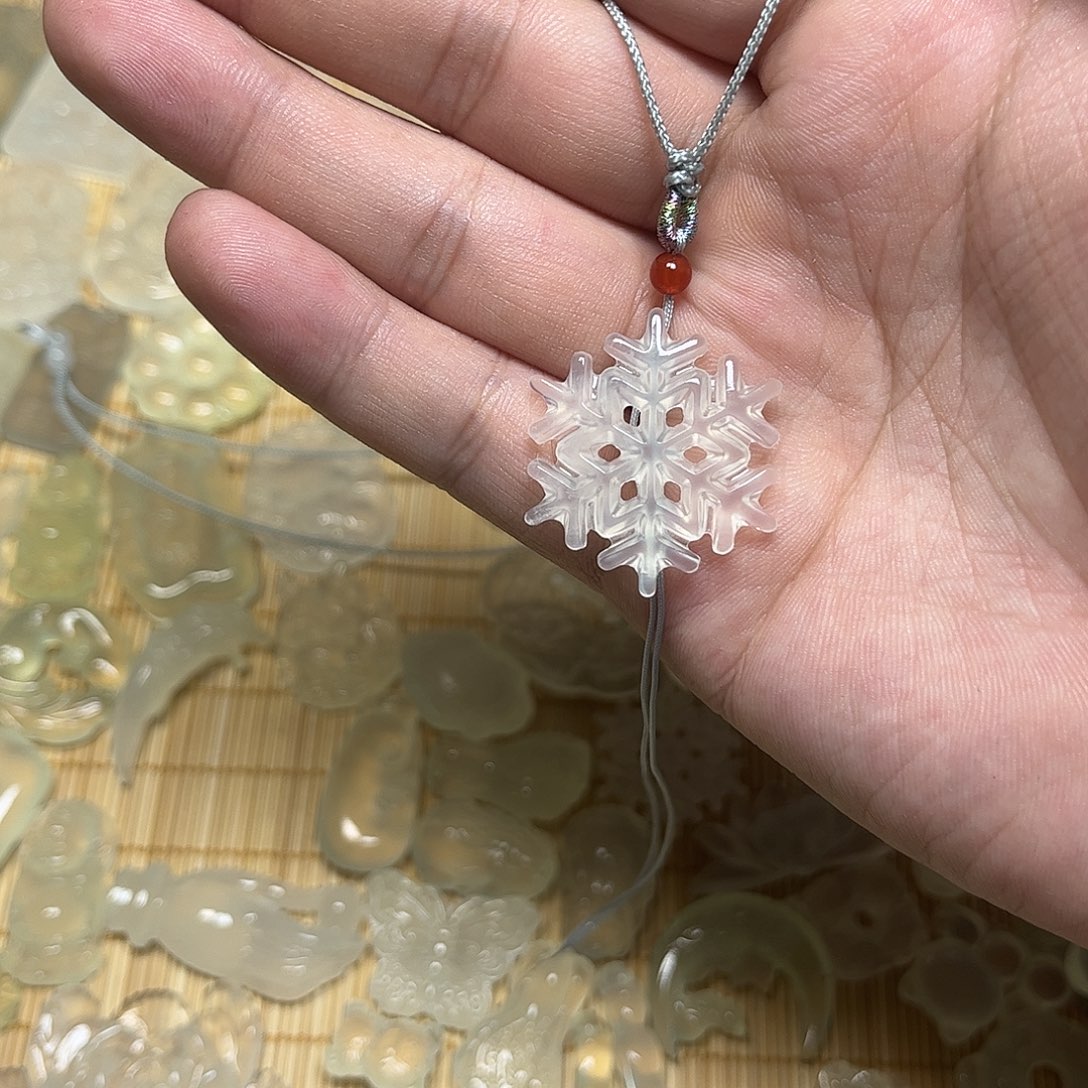 衾***.蛇纹石玉未镶嵌颈饰