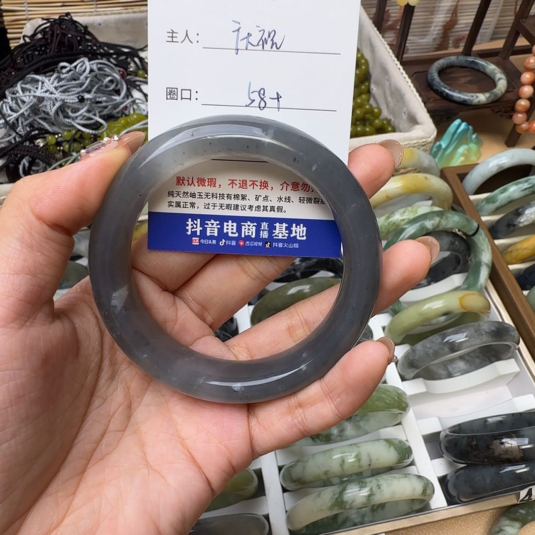 蛇纹石玉手镯未镶嵌?