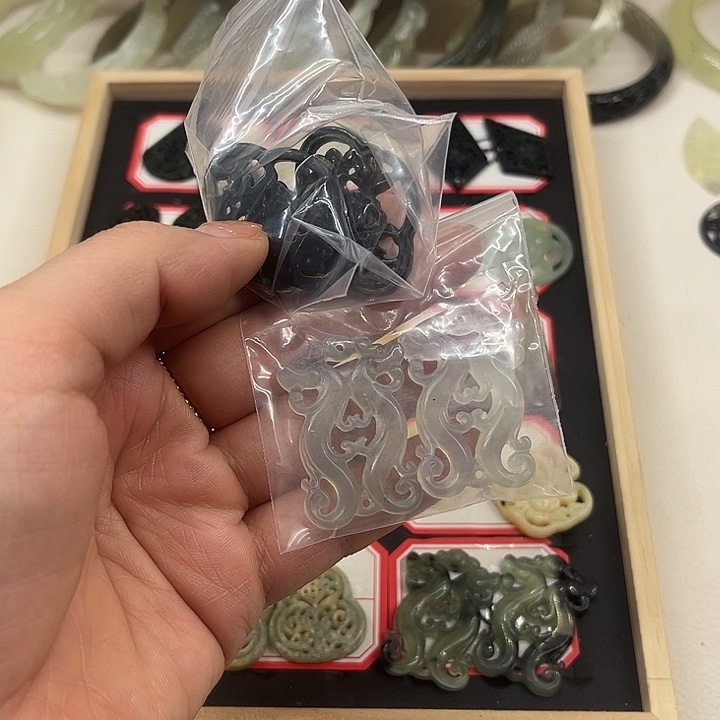 花***鱼透闪石-蛇纹石玉合金颈饰