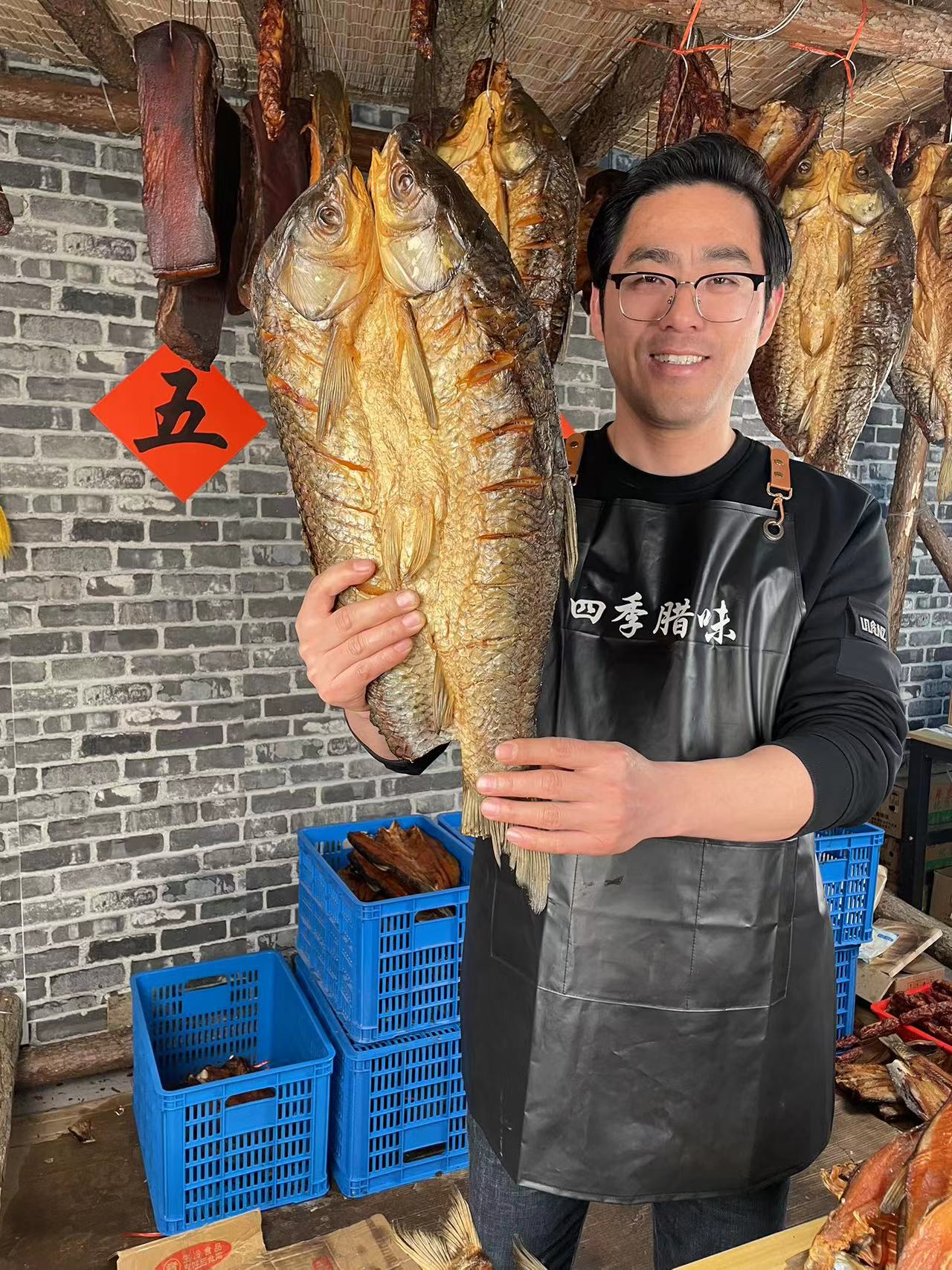 买2斤送1斤正宗农家柴火慢熏腊草鱼水库鱼食盐腌制桂花树小火慢熏