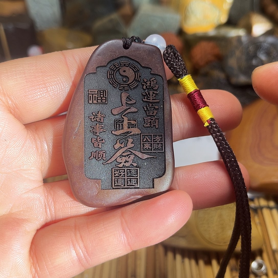 新疆原石雕刻手把件