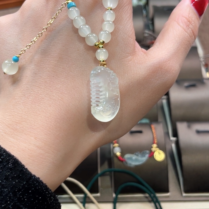 蛇纹石玉颈饰未镶嵌