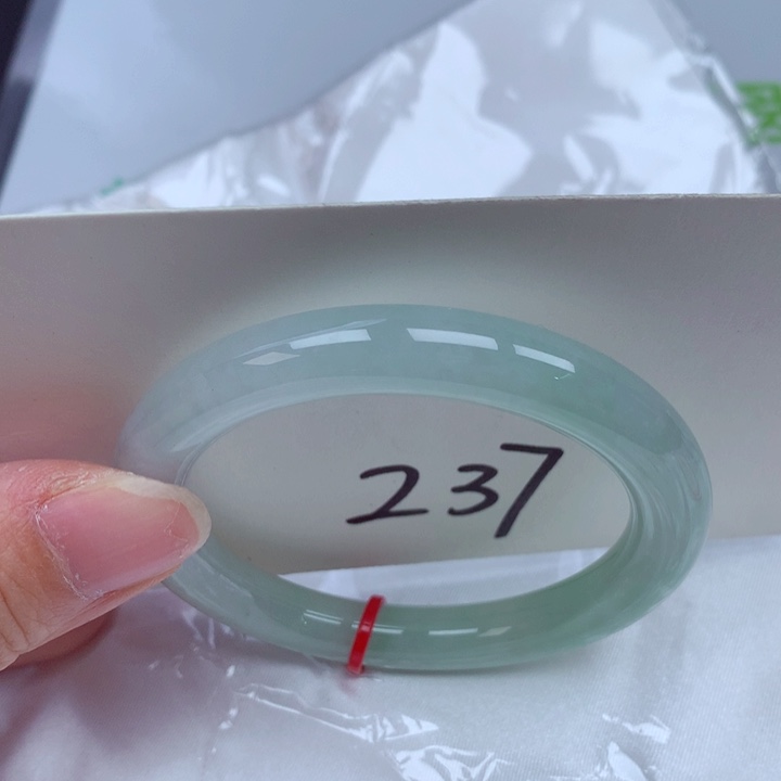 翡翠手镯未镶嵌翡翠