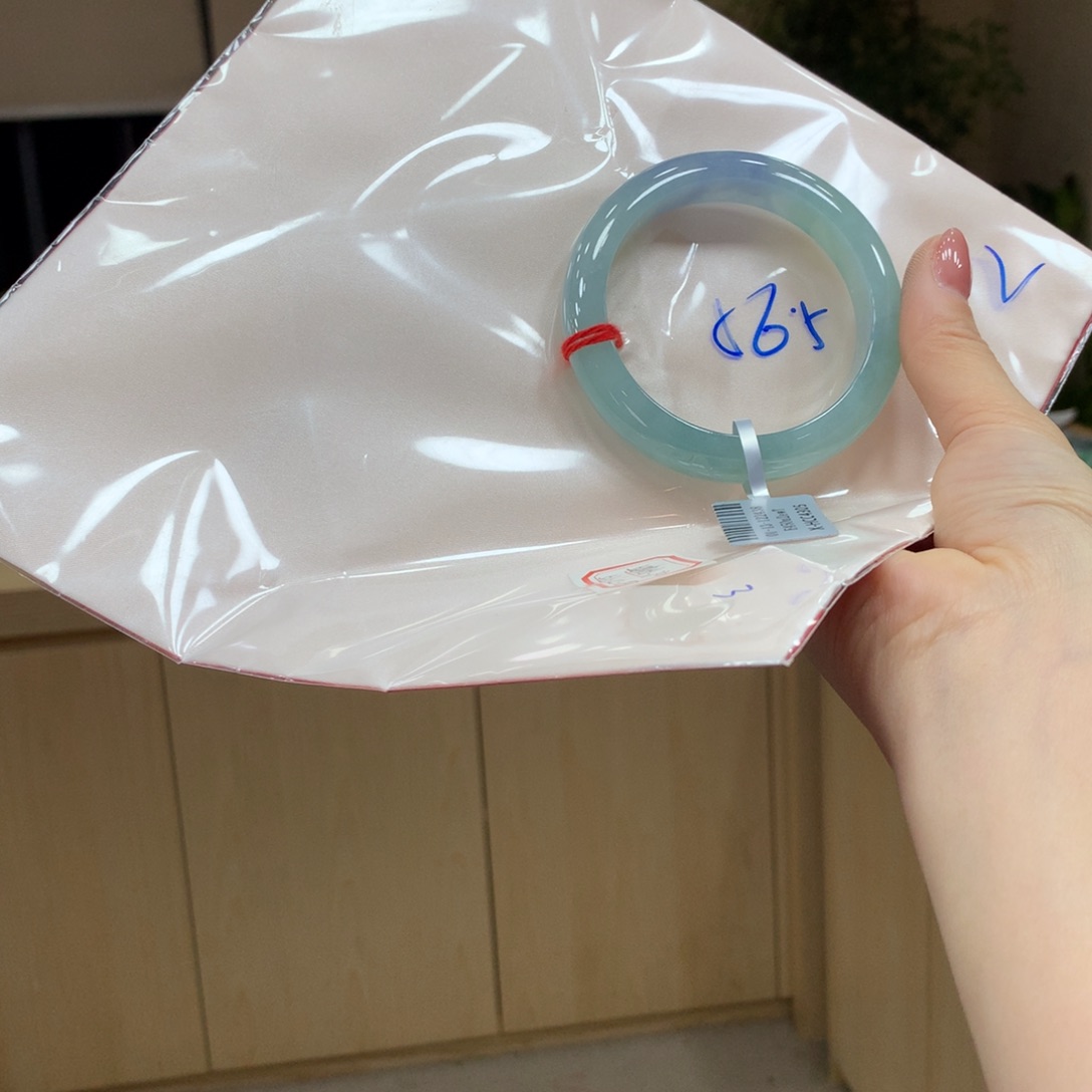 翡翠手镯未镶嵌不退不换