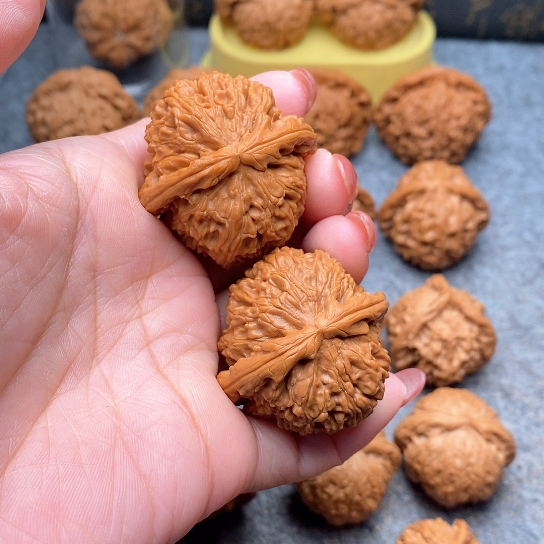 文玩核桃把件精品特价红皮白狮子41