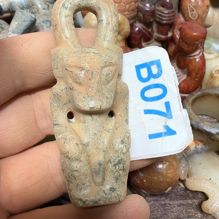 蛇纹石玉颈饰未镶嵌