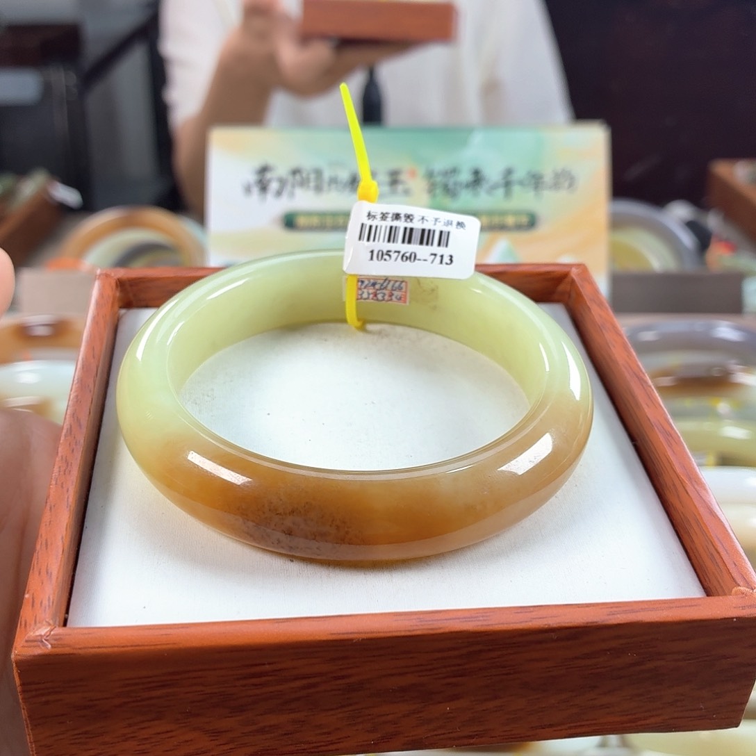 和田玉手镯未镶嵌39。 61