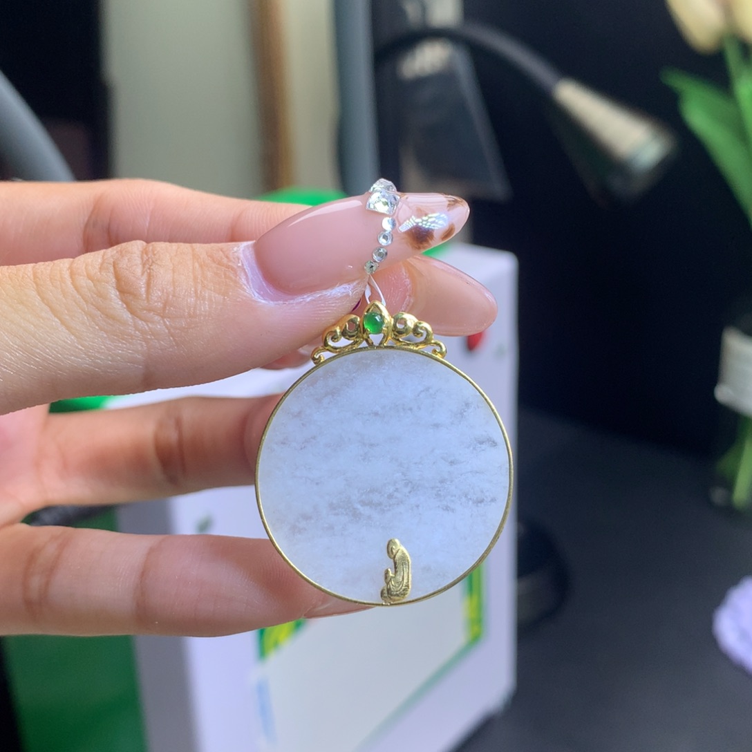 爱***儿翡翠18K金镶嵌颈饰