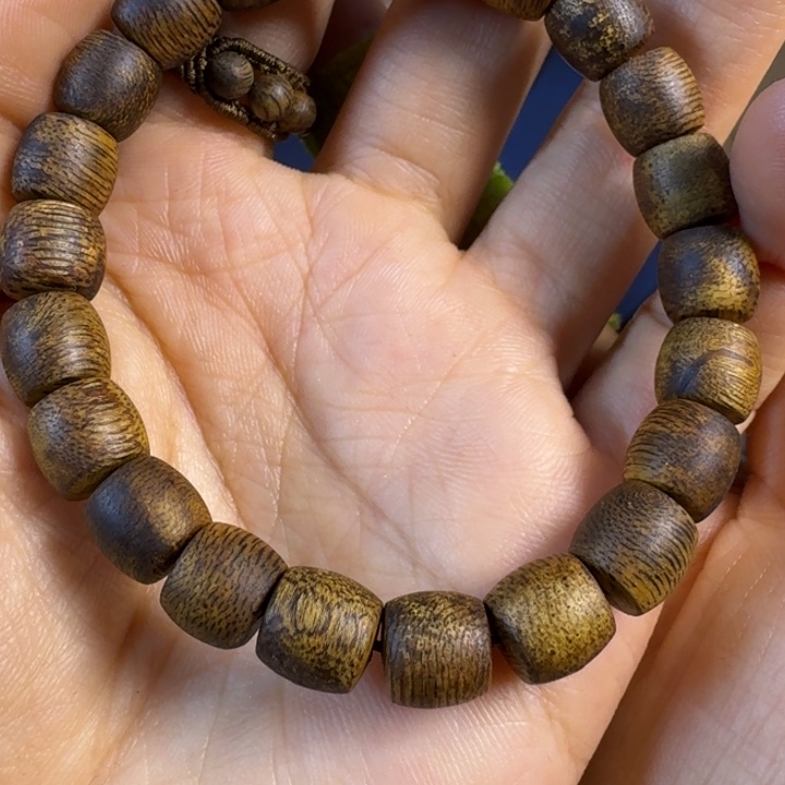 沉香手串绿奇楠沉香乌身圆叶单圈手串