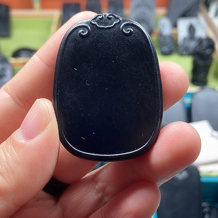 和田玉（墨玉）和田玉墨玉无事牌未镶嵌桃**人