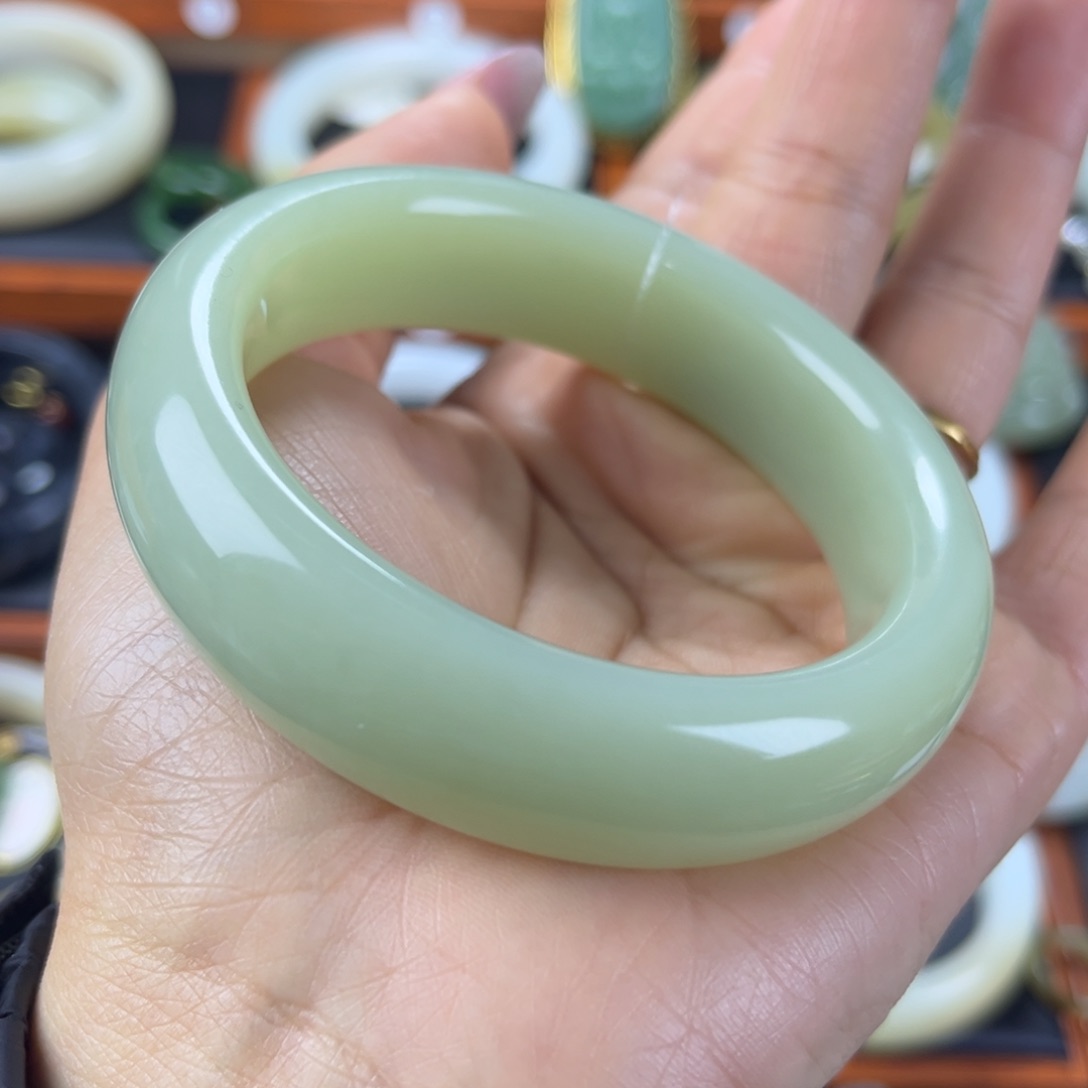 和田玉手镯未镶嵌皮*