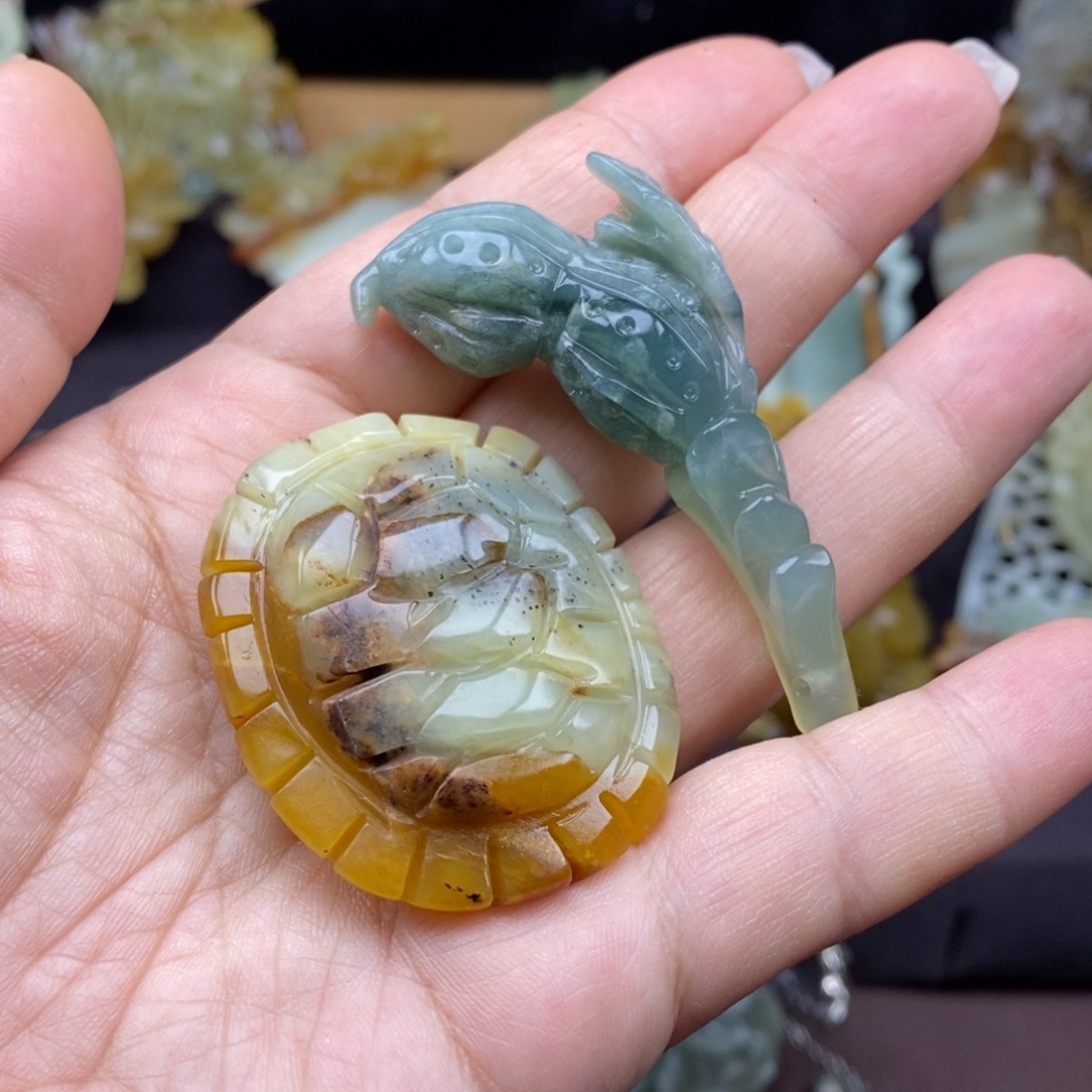 蛇纹石玉颈饰未镶嵌