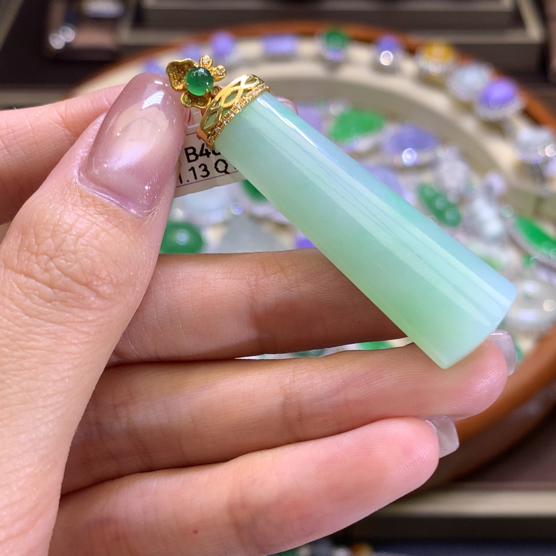 翡翠颈饰18K金镶嵌翡翠吊坠