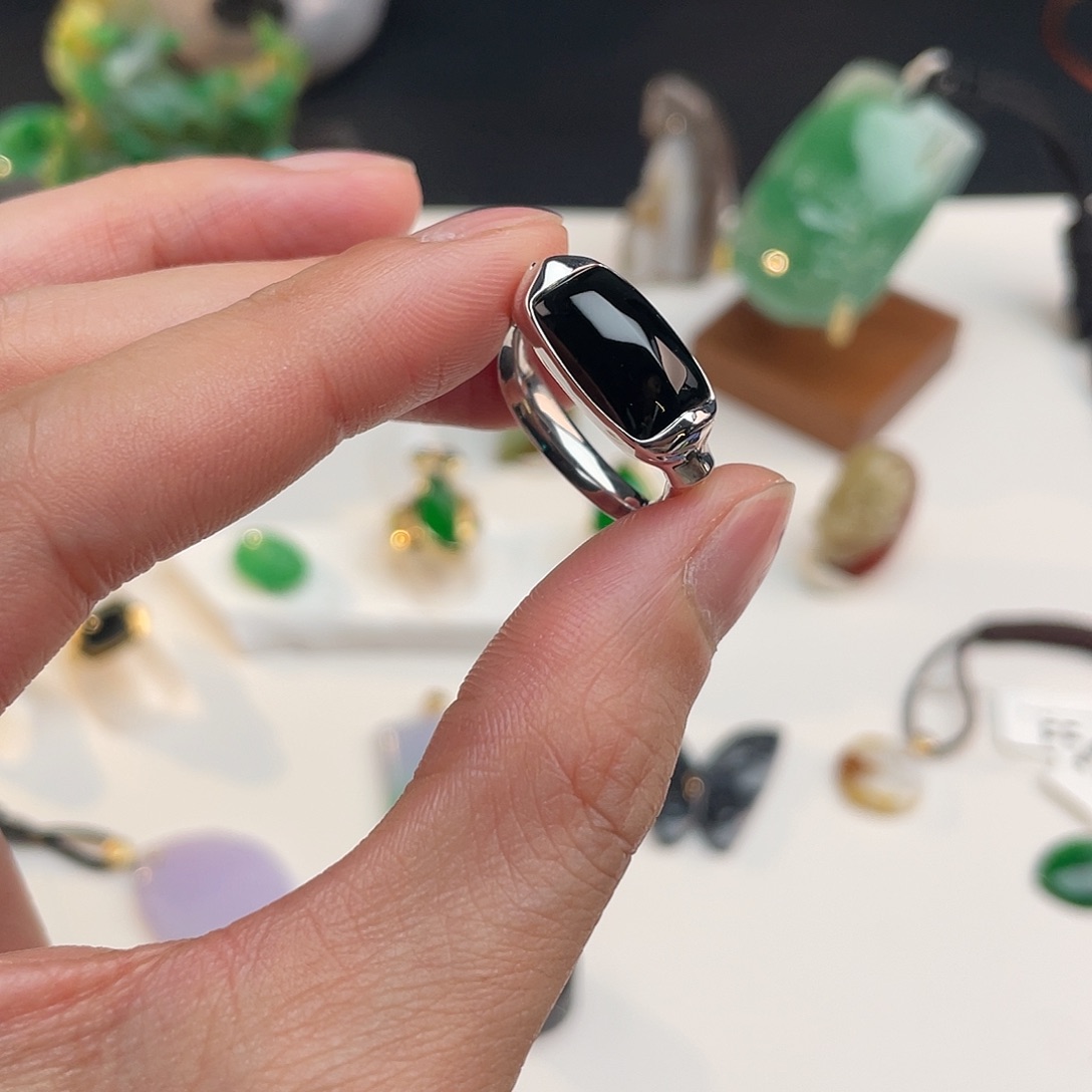 翡翠18K金镶嵌戒指