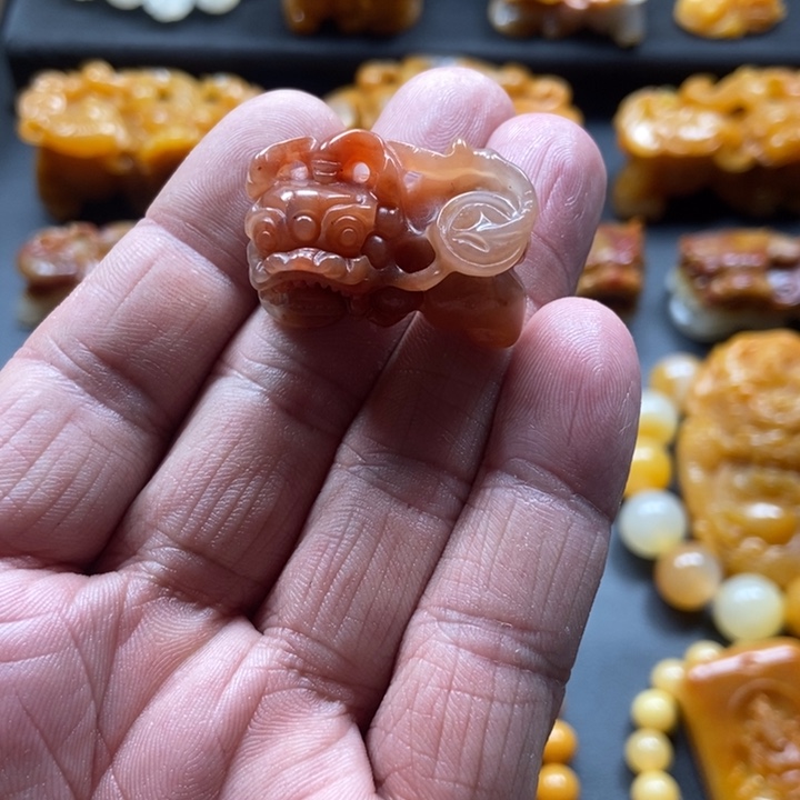 石英质玉（黄龙玉）未镶嵌颈饰