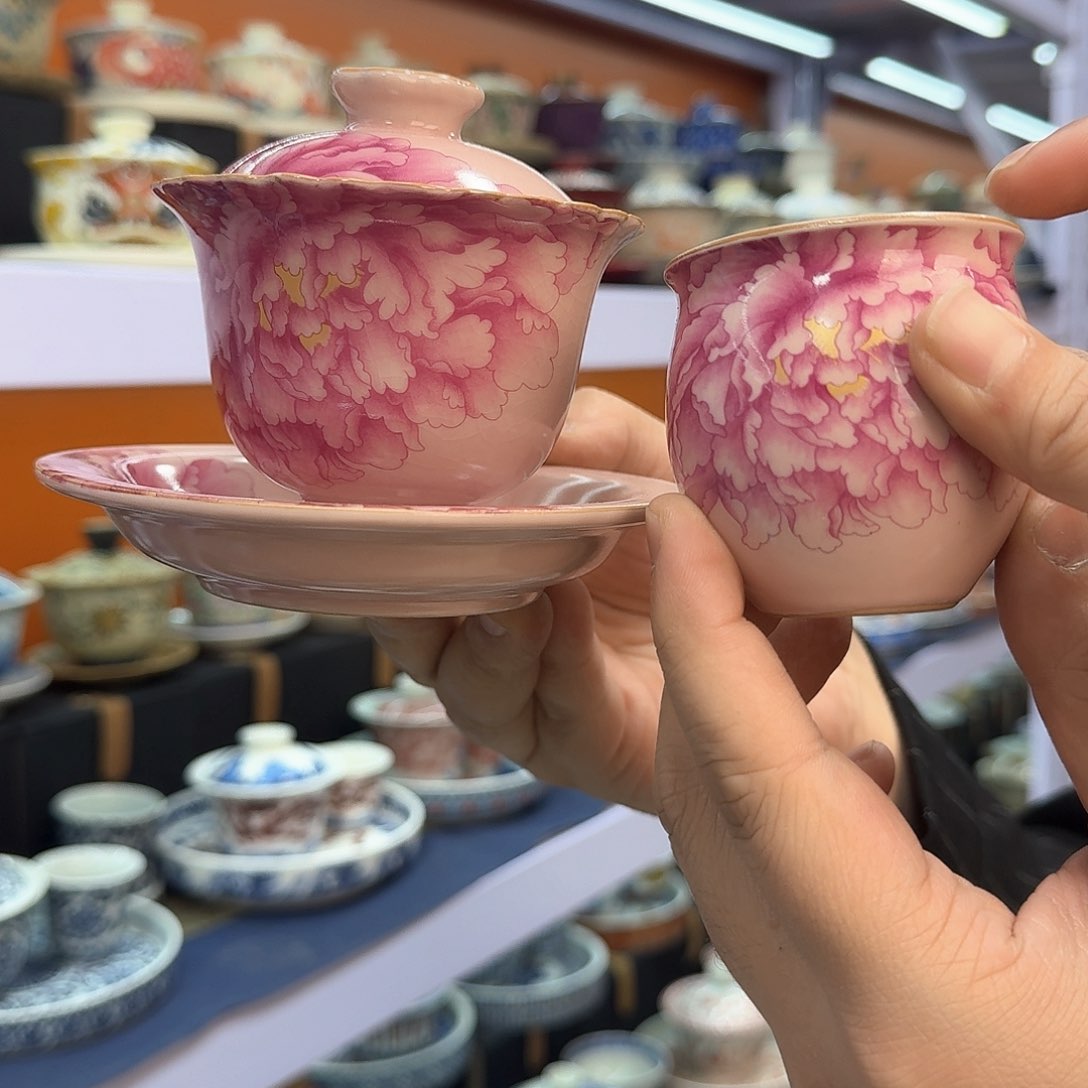 宽款式设计新颖别致