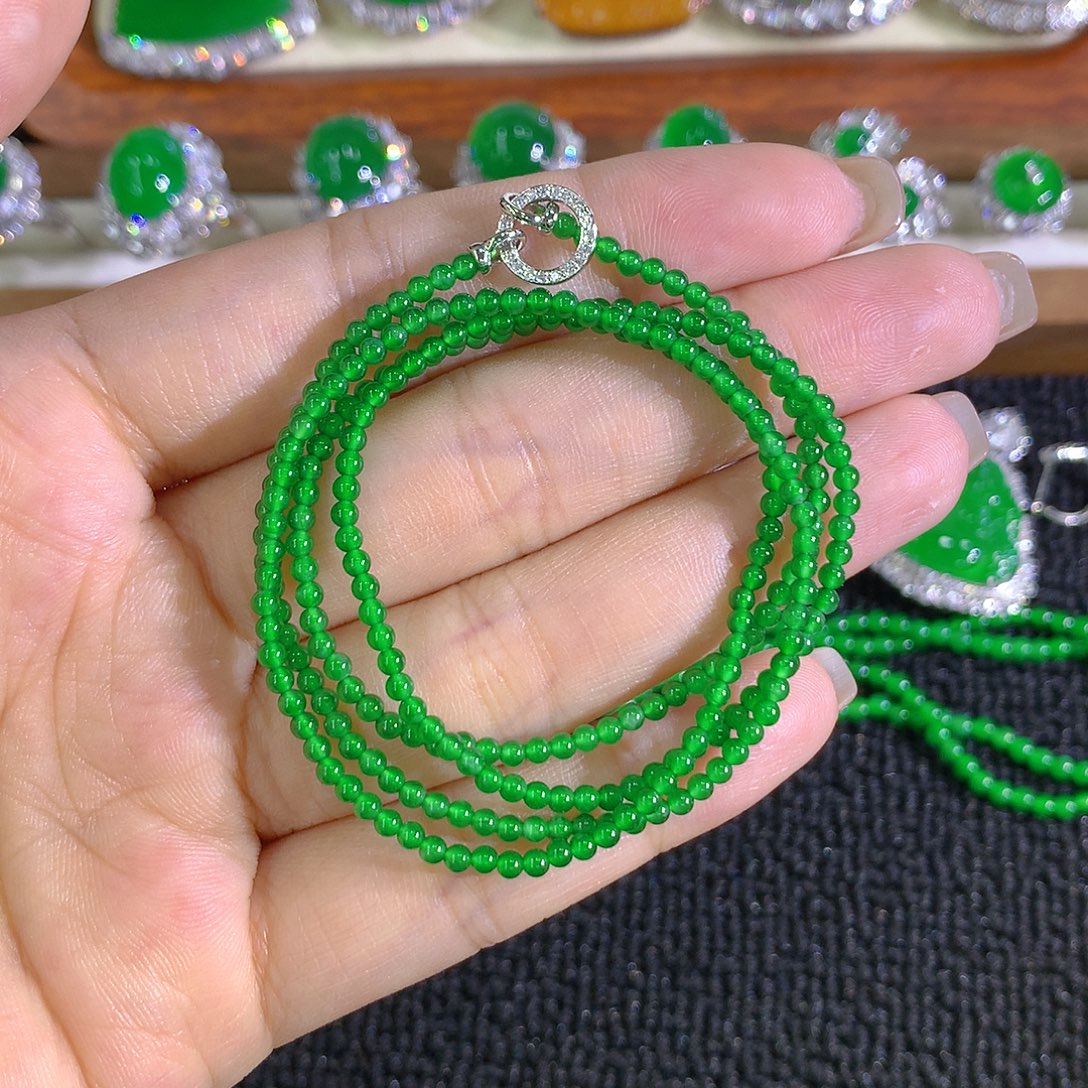 锦****翡翠18K金镶嵌颈饰小米珠