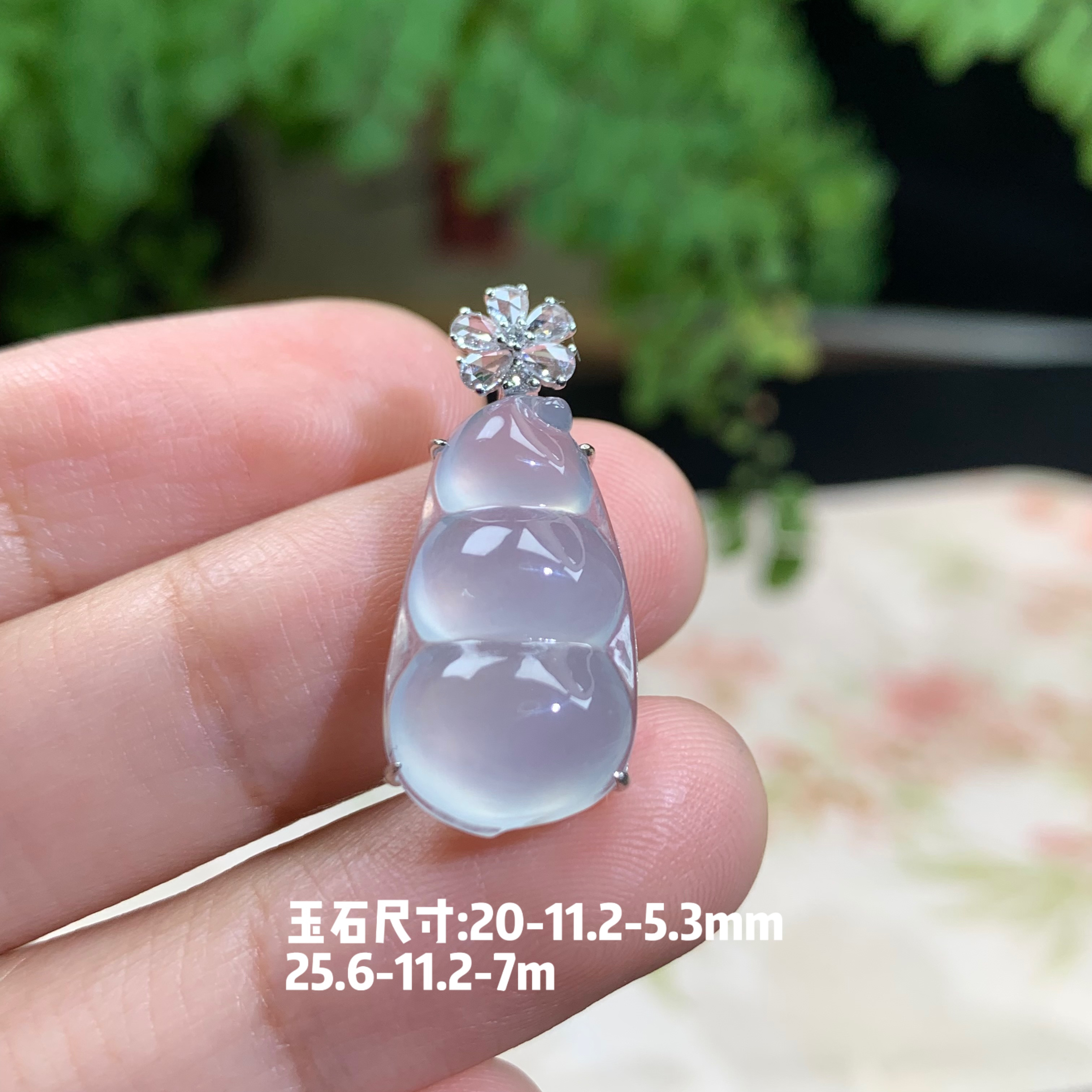 仙子翡翠18k金镶嵌高冰起光冷色系冰透福豆吊坠缅甸翡翠A货冰亮女
