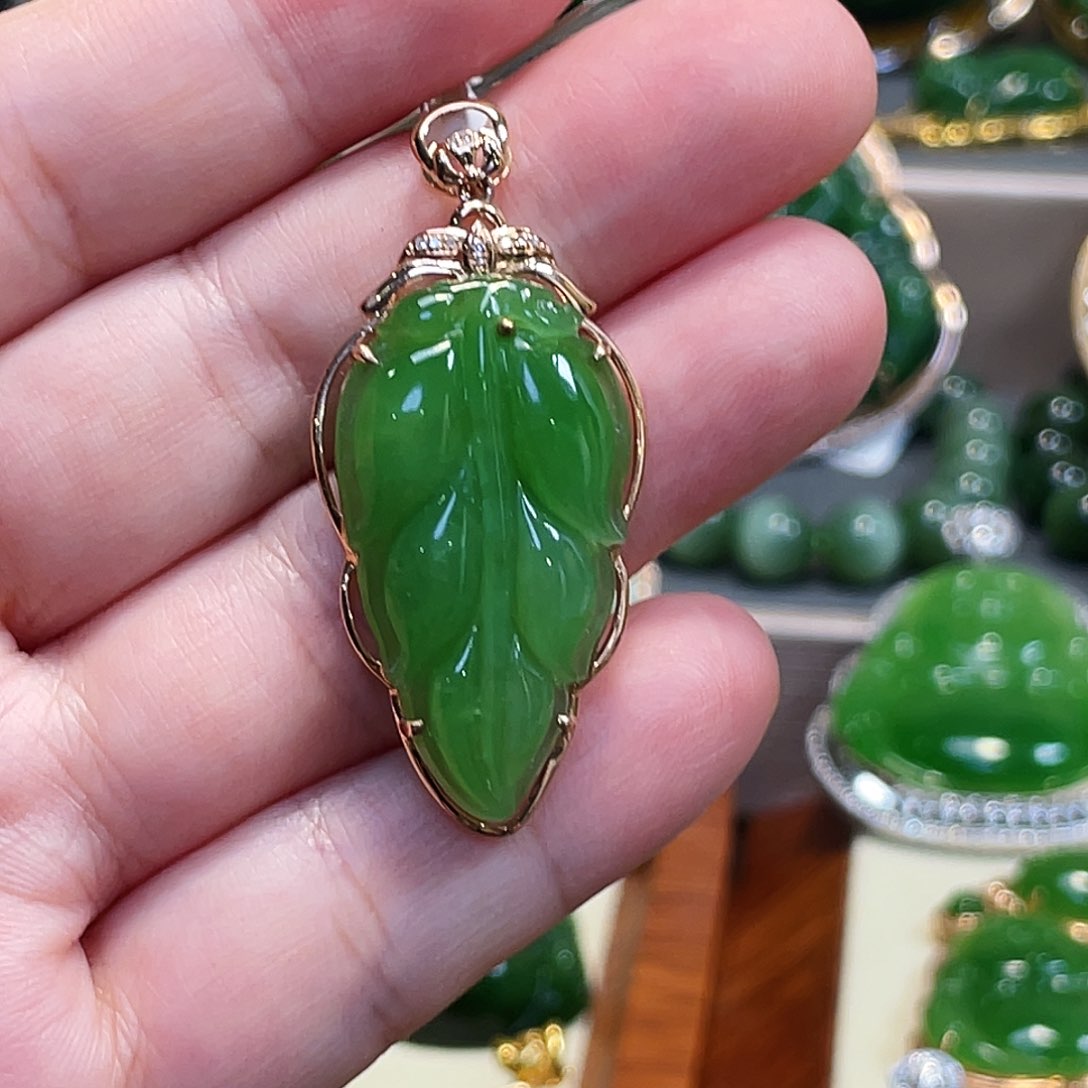 和田玉（碧玉）颈饰18K金镶嵌苹果绿树叶33*18