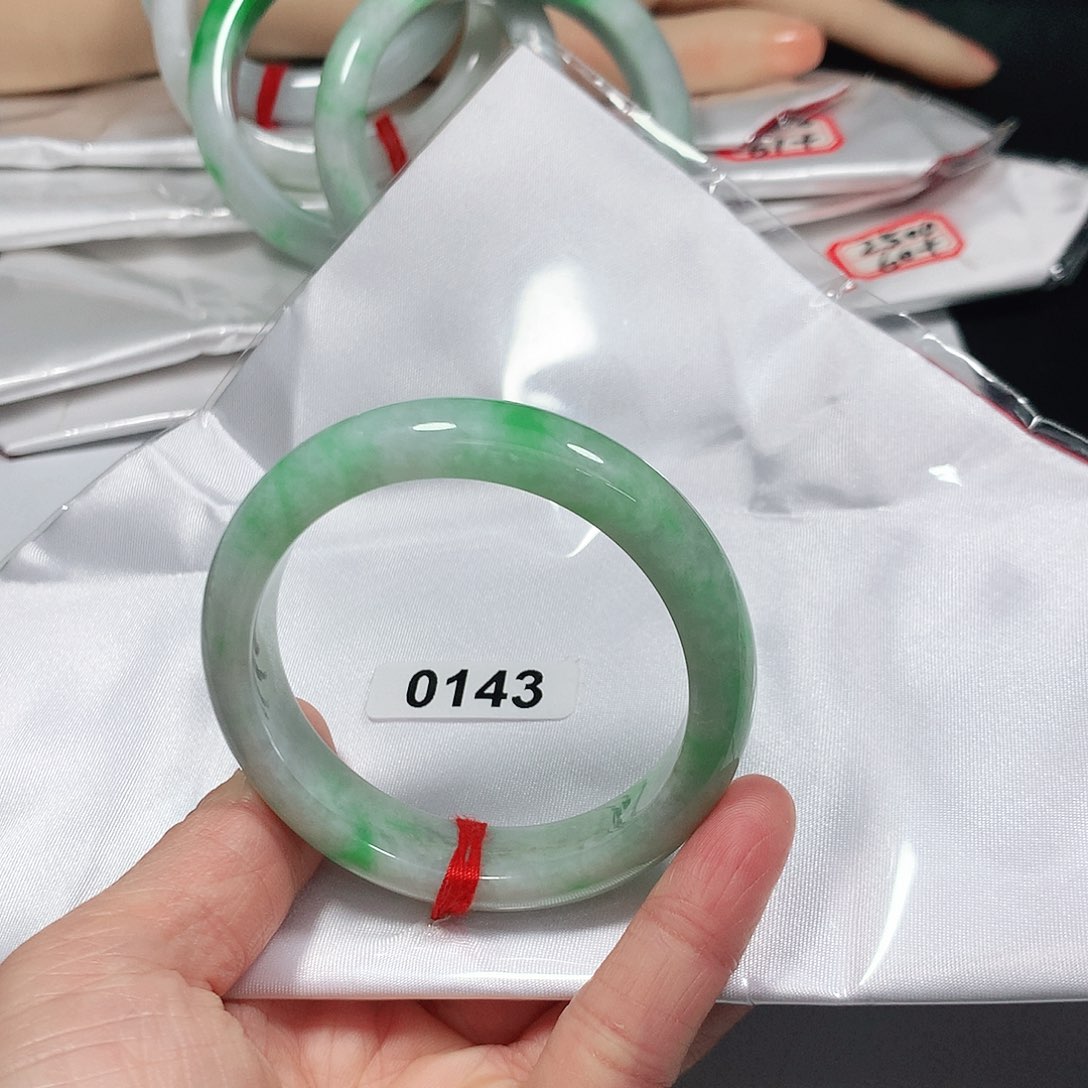 翡翠手镯未镶嵌天然缅甸A货翡翠手镯