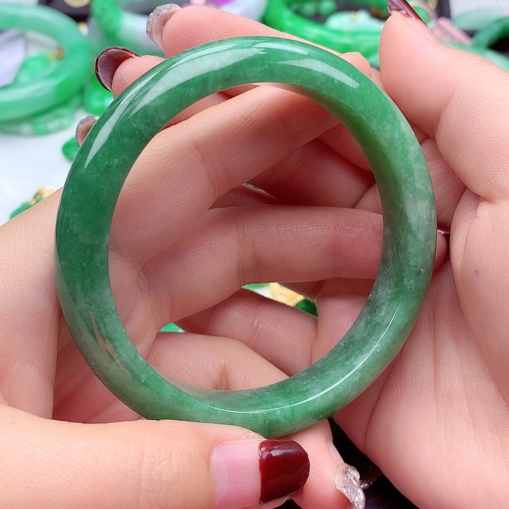 翡翠手镯未镶嵌翡翠
