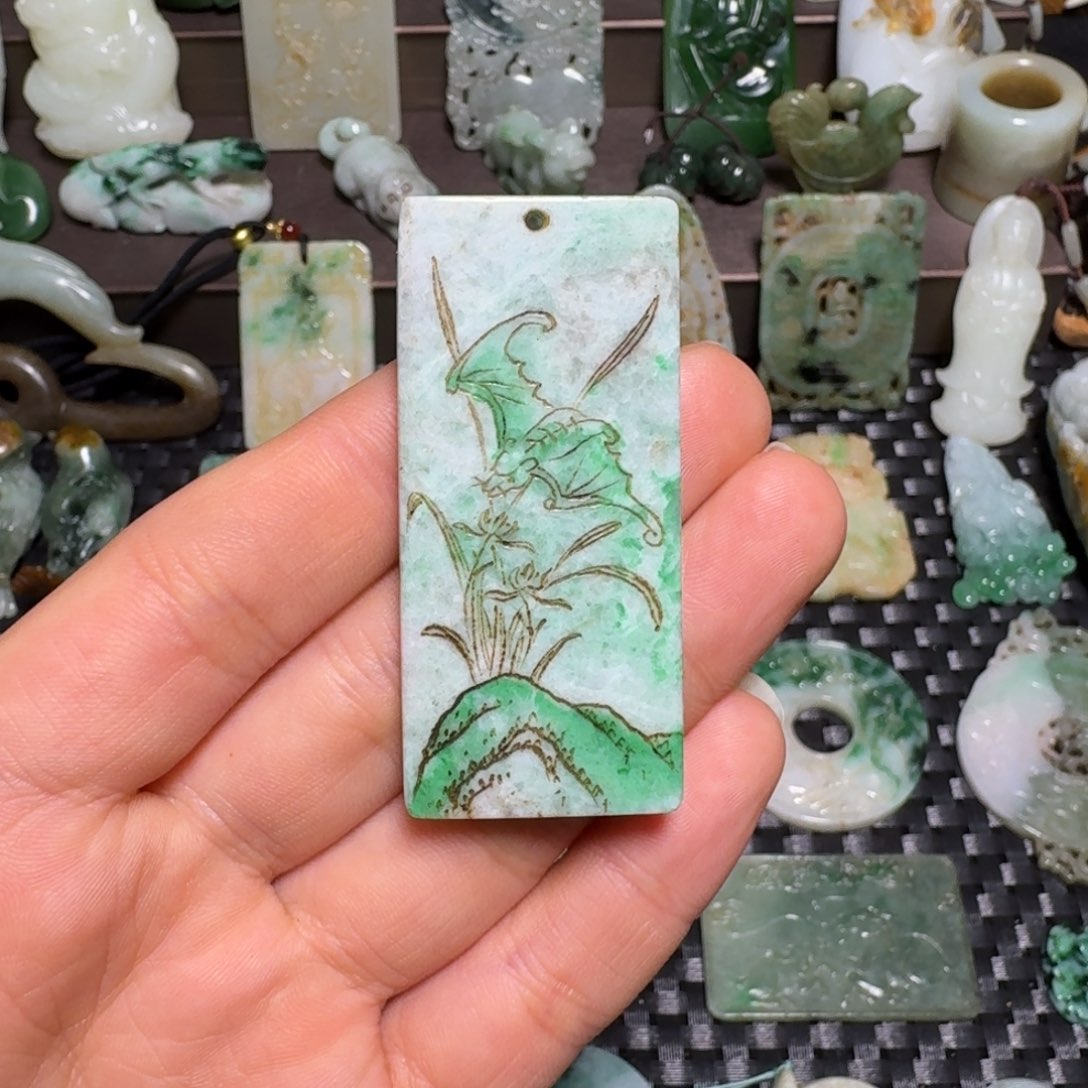 翡翠颈饰未镶嵌翡翠颈饰未镶嵌..