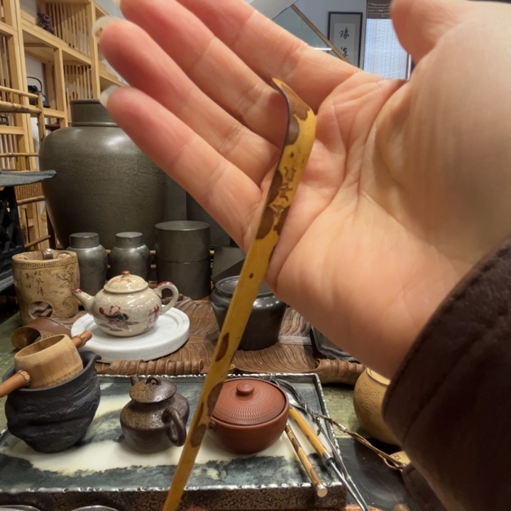 竹制茶拨罐和环境