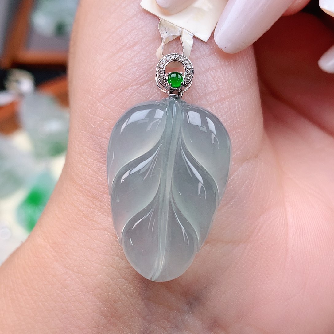 颈饰18K金镶嵌翡翠叶子