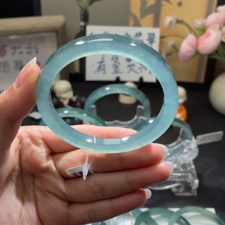 翡翠未镶嵌手镯天空蓝起光方条