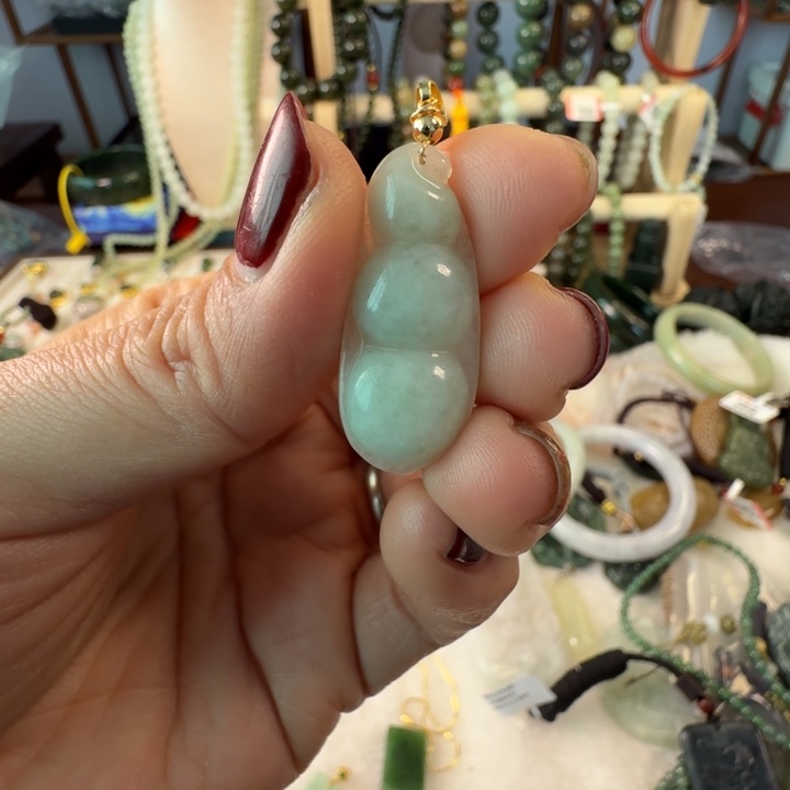 翡翠未镶嵌颈饰  豆角