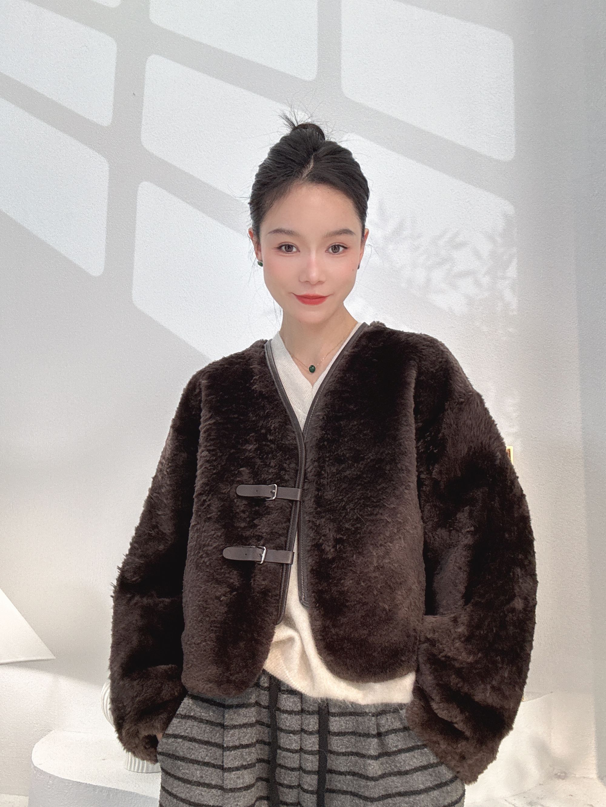 ZIKUO/紫阔新款时尚简约V领皮袢扣短款原生态拉贡皮毛一体23570