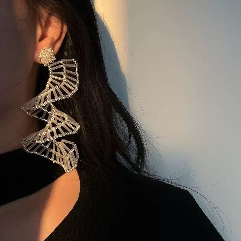 合金亚克力耳饰 2025年新款欧美风新款个性海浪立体长耳环时尚