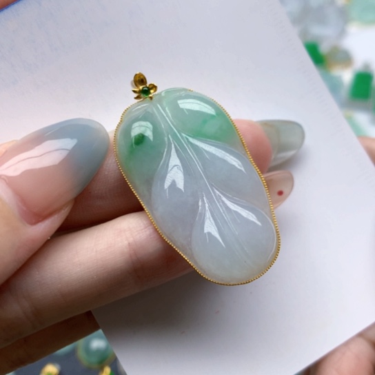 翡翠18K金镶嵌颈饰叶子